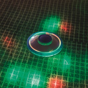 Lampe de piscine LED avec changement de couleur et fontaine d'eau en utilisation.