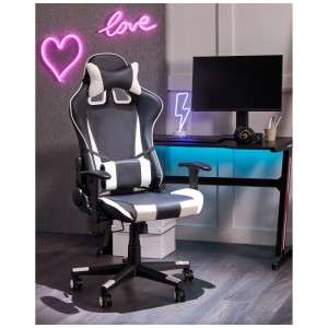 Sedia da gaming Beliani Gamer in similpelle bianca e nera davanti alla scrivania