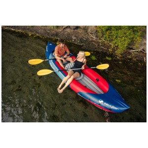 Kayak Sevylor Tahiti Plus avec deux personnes et des pagaies sur l'eau.
