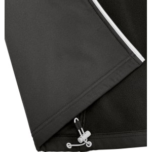 Gros plan : Veste softshell noire pour homme, taille L, avec cordon de serrage à l'ourlet.