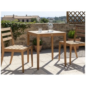 Quadratischer Beliani Outdoor-Bistrotisch Chioggia aus hellem Akazienholz mit zwei Stühlen auf einer Terrasse.