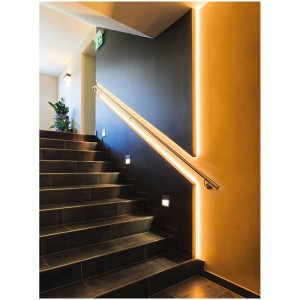 Scala con illuminazione indiretta tramite striscia LED Eglo Zigbee RGB CCT.