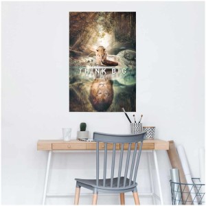 Maxiposter Think Big (61x91,5 cm) mit Löwenmotiv und Spiegelung über einem Schreibtisch.
