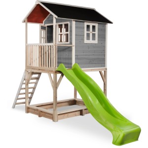 Maisonnette en bois grise EXIT Loft 700 avec toboggan vert, bac à sable et échelle.