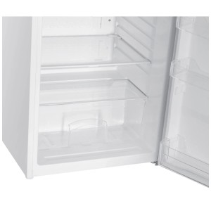 Innenansicht: Weißer SPC Kühlschrank KS3567 mit Glasregalen und Gemüseschublade.