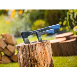 Due asce LUX Professional su un ceppo. Asce con manico blu e lama in acciaio per spaccare la legna.