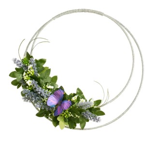 Ghirlanda decorativa di lavanda con farfalla, fiori artificiali e foglie verdi. Altezza 18 cm.