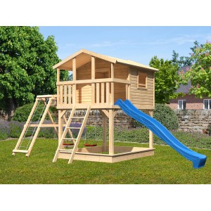 Maison sur pilotis Karibu Benjamin avec balançoire double, structure d'escalade et toboggan bleu dans le jardin.