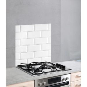 Crédence en verre Wenko Metro 60x70 cm, design brique blanche derrière une plaque de cuisson.