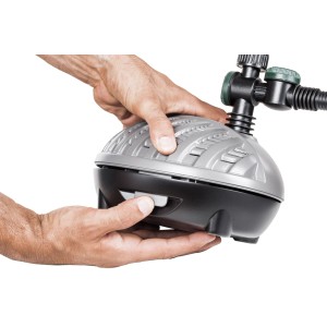 Pompa per giochi d'acqua Heissner 1000 smartline tenuta in mano, dettaglio della pompa per laghetti.