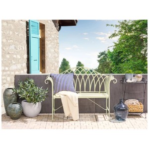 Banc de jardin Beliani Milazzo en métal vert clair avec coussin et couverture sur une terrasse.