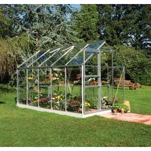 Serra Halls Popular 106 in alluminio, 6,2 m², con piante in giardino.