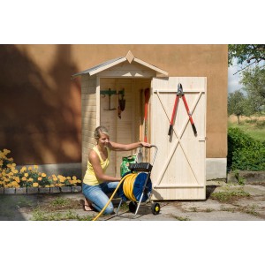 Armoire de jardin Weka 351 avec femme et outils de jardin devant la porte ouverte. Couleurs bois.