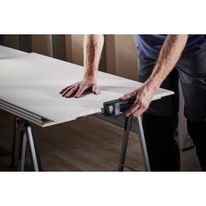 Rabot de bloc Wolfcraft utilisé sur une plaque de plâtre. Rabot pour cloisons sèches et travail du bois.