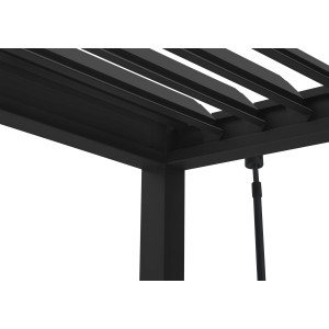 Dettaglio della pergola Carinda in alluminio antracite con tetto a lamelle e manovella.