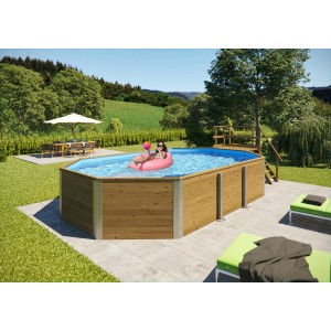 Weka piscine en bois massif : Piscine en bois avec échelle, local technique et femme en bouée.