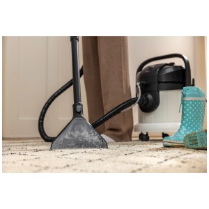 Nettoyeur injecteur extracteur Kärcher SE 4 en action sur un tapis, appareil de nettoyage avec accessoires.