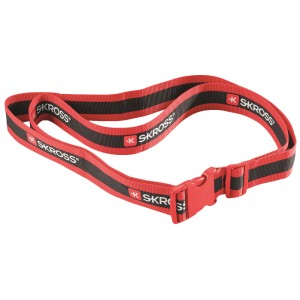 Sangle à bagage rouge Skross, longueur 18 cm, avec bande noire et boucle.