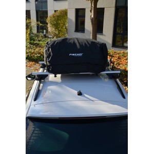 Coffre de toit Fischer pliable noir de 270 l monté sur le toit d'une voiture.