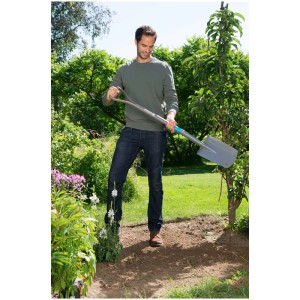 Homme jardinant avec une bêche Gardena NatureLine pour creuser.