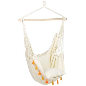 Sedia sospesa beige in cotone Beliani Varena con cuscini e nappe arancioni.