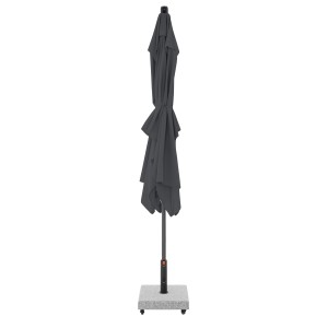 Geschlossener, anthrazitfarbener Doppler Mittelmastschirm myZone Auto Tilt, 300x200 cm, mit Mastfuß.