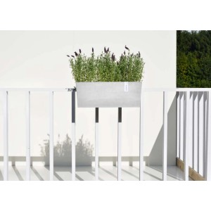 Jardinière de balcon Ecopots Brügge Rail Weissgrau avec lavande sur un garde-corps blanc.