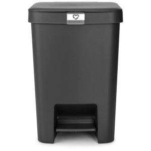 Brabantia StepUp Treteimer, dunkelgrau, 25 Liter, aus Kunststoff mit Fußpedal.