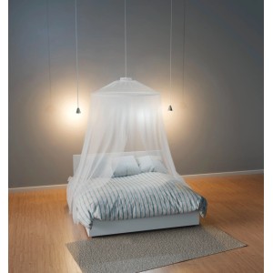 Rete da letto zanzariera tesa® Insect Stop bianca sopra un letto, protezione contro gli insetti.