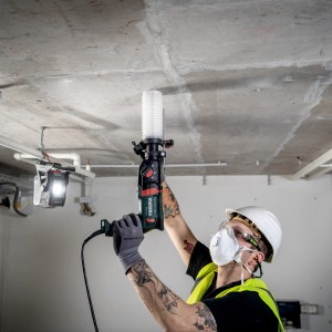 Artisan perçant un plafond avec un perforateur burineur Metabo KHE 2445. Incl. coffret et butée de profondeur.