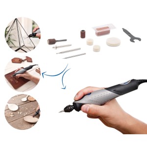 Utensile multifunzione Dremel Stylo+ in mano, con accessori. Mostra incisione su vetro, pelle e intaglio legno.