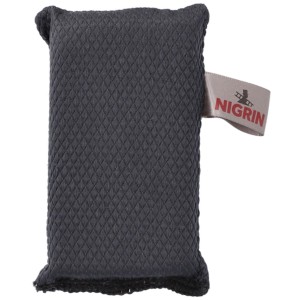 Éponge Nigrin gris foncé pour écrans, texture losanges, étiquette. Nettoie les écrans de téléphone de la poussière et graisse.