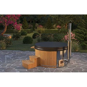 Bain nordique en bois Finntherm Stockholm Thermoholz, Ø 180 cm avec poêle en inox et marches dans le jardin.