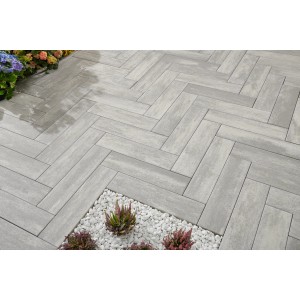 Lastre per esterni Kann Rayon Grigio-Alpino (80x20x7,5 cm) posate a spina di pesce con decorazione.