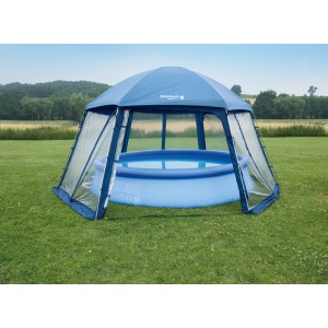 Abri de piscine Steinbach 500x433x250 cm au-dessus d'une piscine hors sol dans le jardin. Tente de piscine avec parois latérales transparentes.