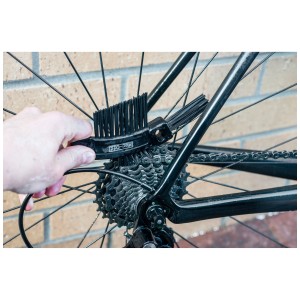 Brosse de nettoyage Muc-Off Claw Brush utilisée pour l'entretien des vélos sur le pignon et la chaîne.