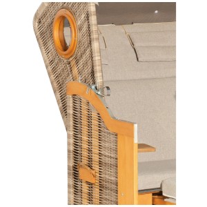 Gros plan du fauteuil de plage beige Nouvel Zingst en polyrotin et bois avec hublot.