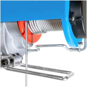 Gros plan : Treuil électrique à câble Güde GSZ 300/600 avec câble en acier et support de montage.