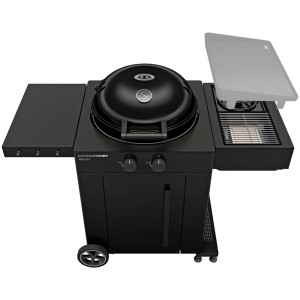 Barbecue a gas nero Outdoorchef Arosa 570 G Evo Plus con sfera a gas e ripiani laterali.
