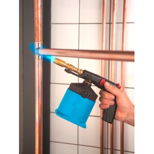 Lampe à souder Lötmeister PZ 5000 soudant des tuyaux de cuivre.