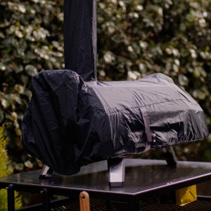 Housse de protection noire et étanche pour grill Ooni Karu 16, protège des intempéries.