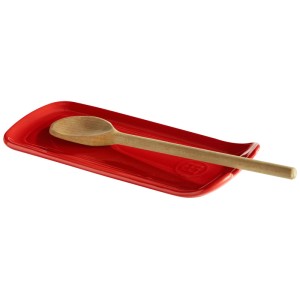 Rote Emile Henry Keramik Löffelablage, rechteckig, mit Holzkochlöffel. Hält Arbeitsflächen sauber.