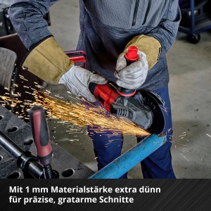 Meuleuse d'angle Einhell avec disque à tronçonner fin en cours d'utilisation pour couper du métal.