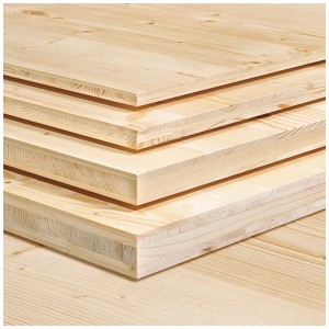 Gestapelte helle 3-Schichtplatten aus Fichtenholz mit sichtbarer Maserung. Ideal für Holz- und Innenausbau.