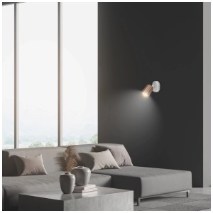 Faretto Briloner Skaft color moka a parete sopra il divano. Spot orientabile per illuminazione d'accento.