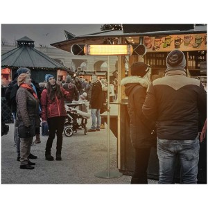 Stufa al carbonio Sonnenkönig con supporto in un vivace mercato.