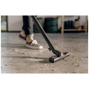 Aspirateur eau et poussière Kärcher WD 2 Plus en utilisation, aspirant la saleté sur un sol.