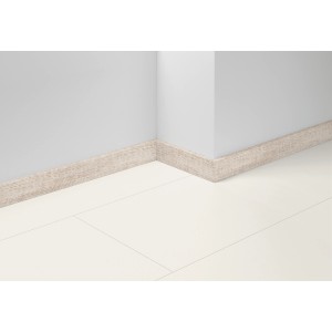 Battiscopa Parador SL 18 D049 rovere, alto 70 mm, montato su parete e pavimento.