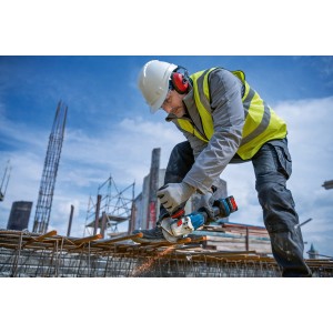 Smerigliatrice angolare a batteria Bosch Professional GWS 18V-15 P in uso in un cantiere.