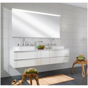Salle de bain avec carrelage mural Meissen Minos Weiss, mat structuré, 30x60 cm.